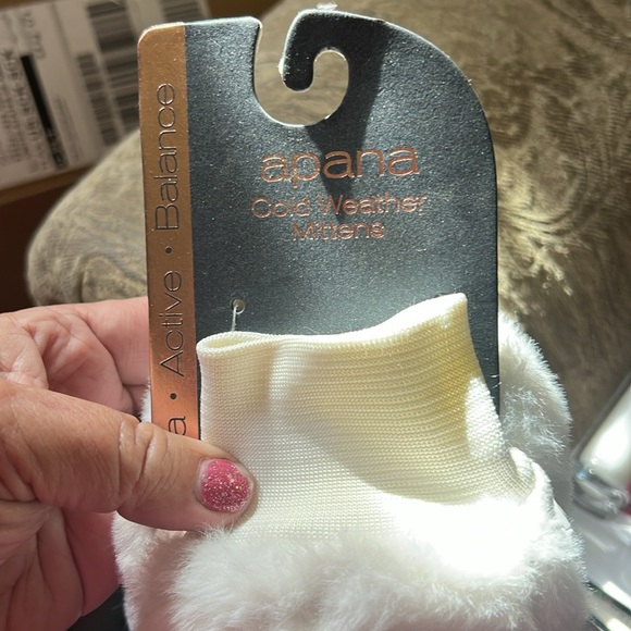 Apana cold weather mittens fluffy & comfortable! - Picture 4 of 5